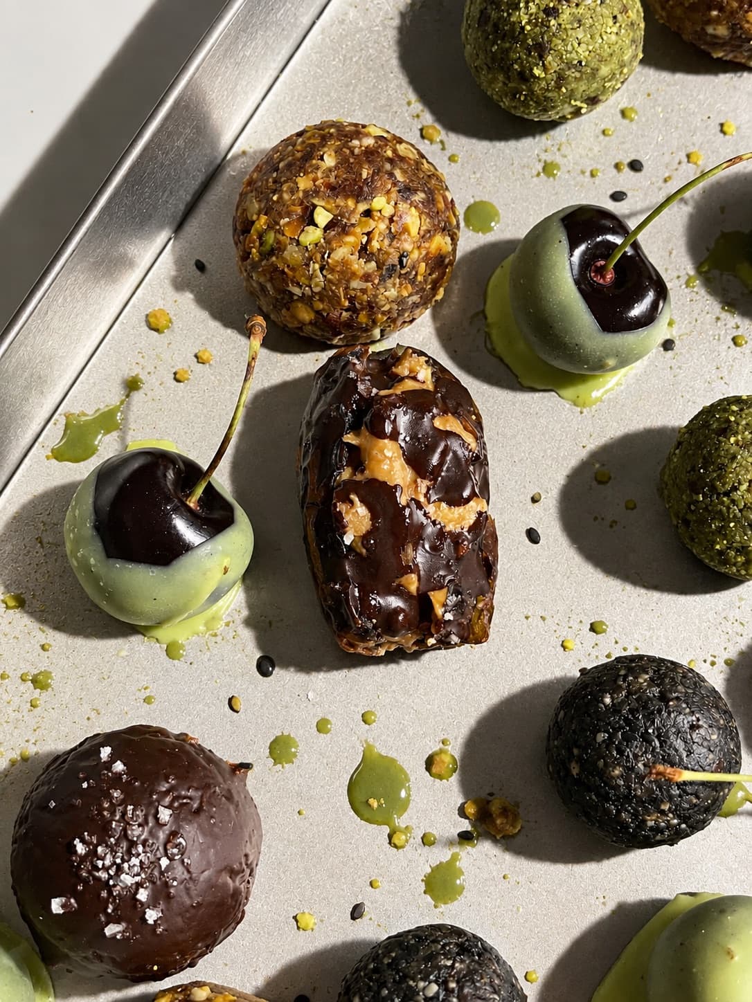 Bolinhas energéticas com chocolate e matcha num tabuleiro
